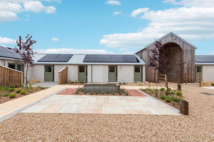 1 Bedroom Bungalow For Sale In Oxford Road, Burford, Oxfordshire, OX18