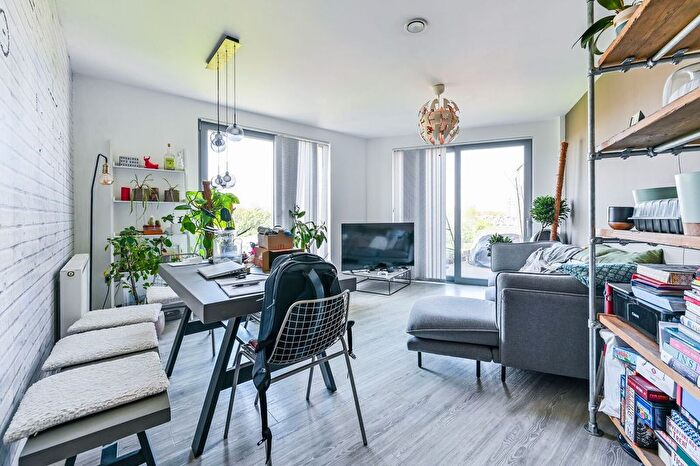 3 Bedroom Flat To Rent In Boleyn Road, Dalston, London, N16