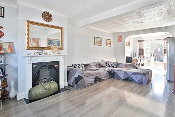 3 Bedroom End Of Terrace House For Sale In Queens Road, New Malden, KT3