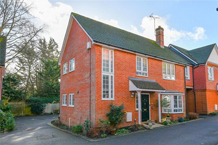 2 Bedroom Retirement Property For Sale In Harding Place, Wokingham, Berkshire, RG40
