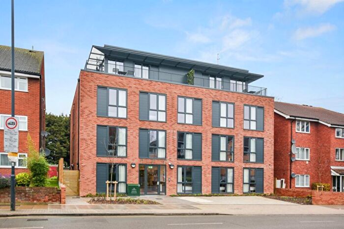 Flat To Rent In Kenton Road, Harrow, HA3
