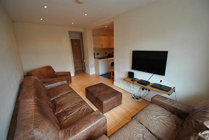 8 Bedroom Semi Detached House To Rent In Edgeworth Drive, Fallowfield, Manchester, M14