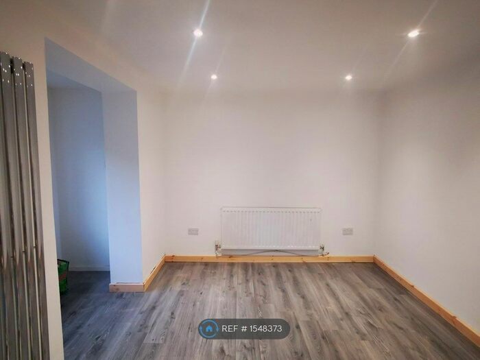 3 Bedroom Semi-Detached House To Rent In Swansea, Swansea, SA5