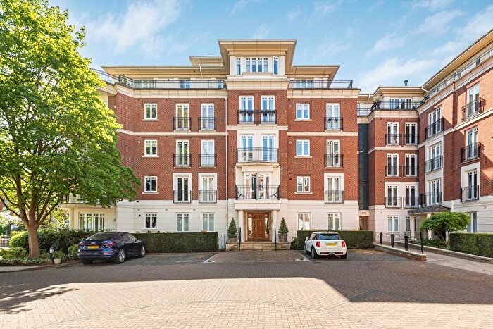 2 Bedroom Flat For Sale In Clevedon Road, East Twickenham, TW1