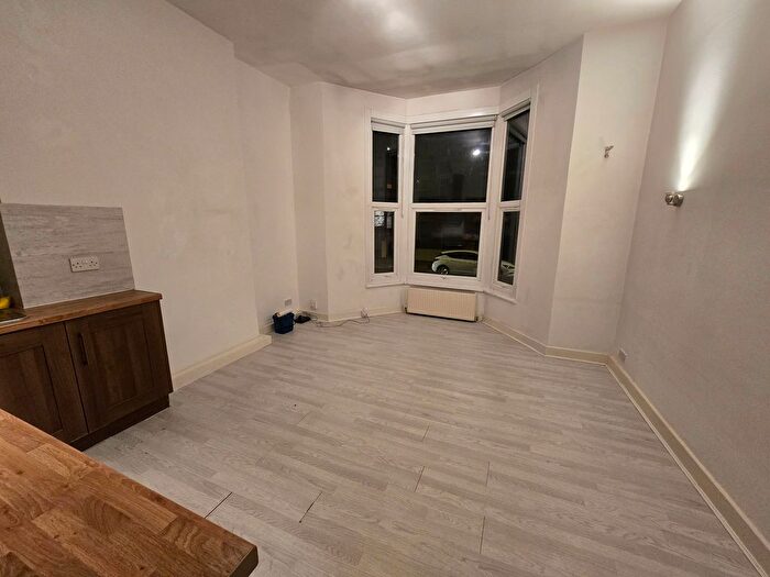 2 Bedroom Flat To Rent In Cricketfield Road, London, E5