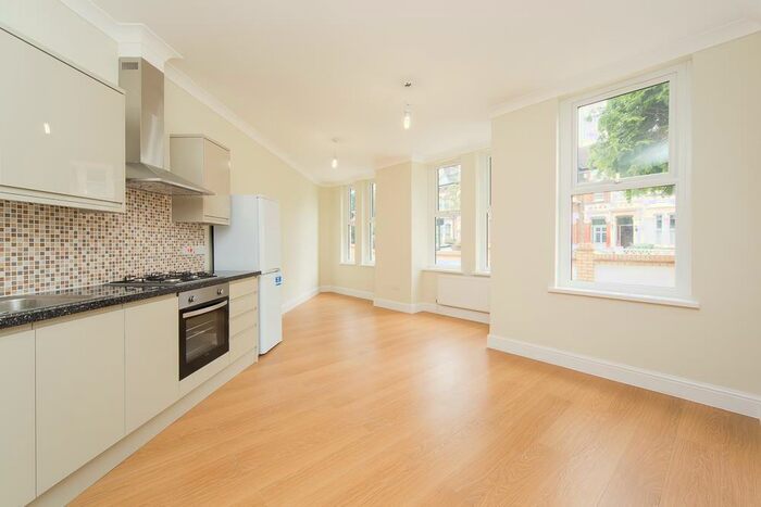 1 Bedroom Flat To Rent In Hartley Road, Leytonstone, E11