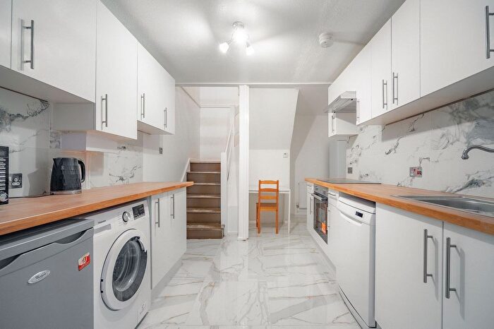 5 Bedroom Flat To Rent In Marchbank Road, London, W14