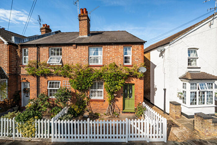 3 Bedroom Semi-Detached House For Sale In Binfield Road, Byfleet, KT14
