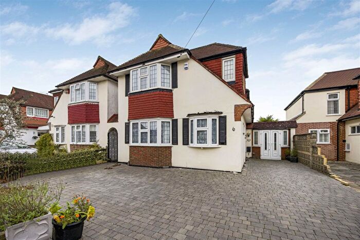 4 Bedroom Property For Sale In Holmsley Close, New Malden, KT3