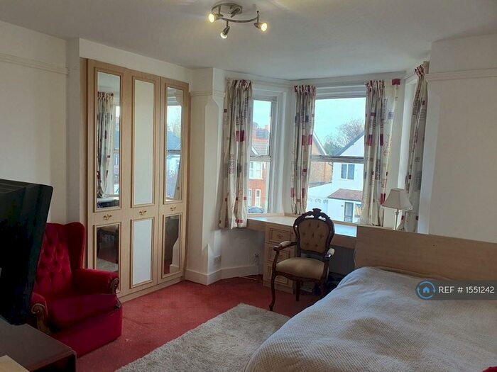 Studio To Rent In Temple Road, Epsom, KT19