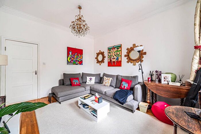 3 Bedroom Flat To Rent In Lower Sloane Street, Chelsea, London, SW1W