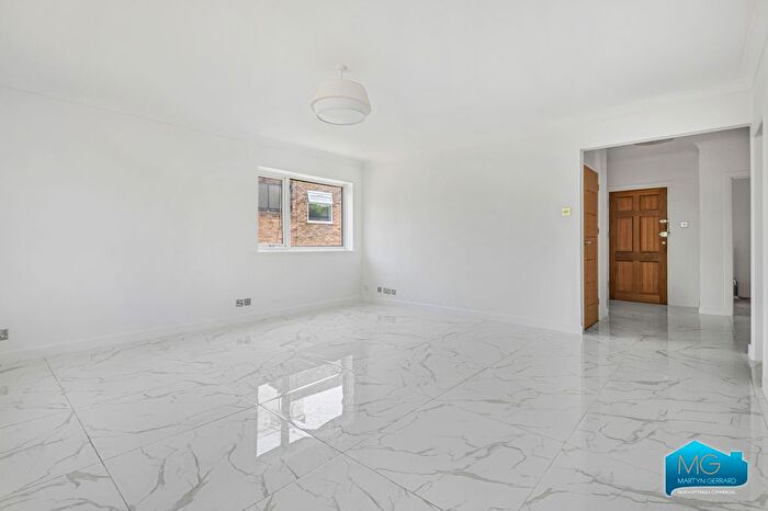 3 Bedroom Flat To Rent In The Rise, London, NW7