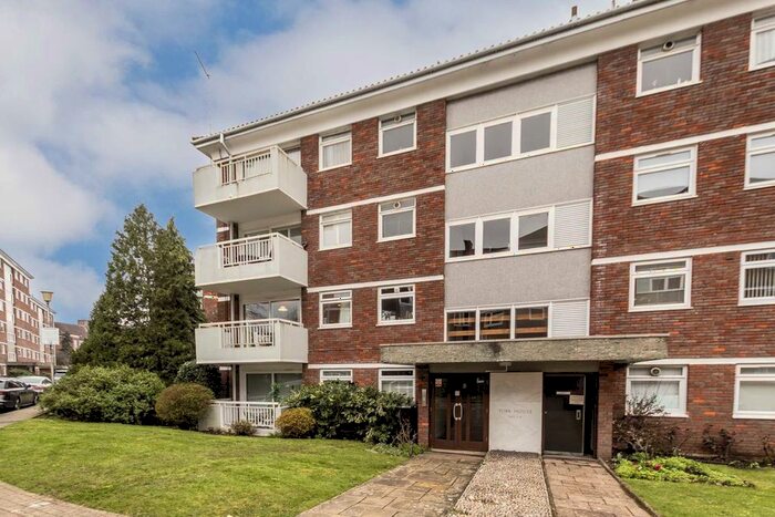 2 Bedroom Flat To Rent In Courtlands, Sheen Road, Richmond, TW10