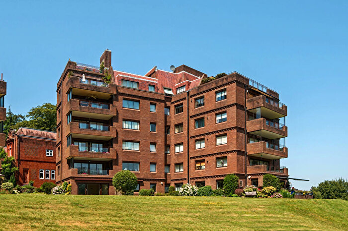 3 Bedroom Flat For Sale In Lythe Hill Park, Haslemere, GU27