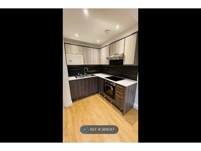 3 Bedroom Flat To Rent In East Street, Farnham, GU9