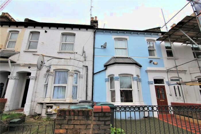 2 Bedroom Flat To Rent In Hornsey Park Road, Harringay, London, N8