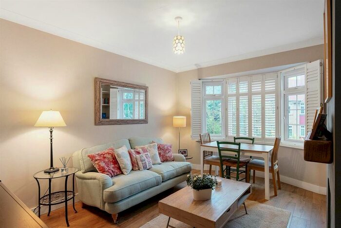 2 Bedroom Flat To Rent In Godley Road, Earlsfield, London, SW18