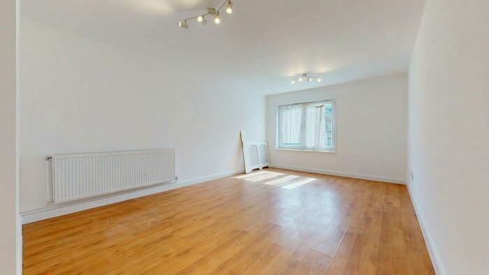 2 Bedroom Ground Flat To Rent In Prince Of Wales Close, NW4