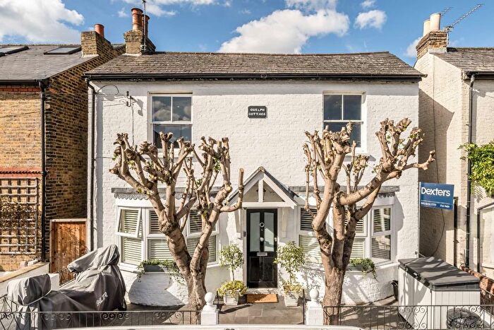 2 Bedroom Maisonette For Sale In Milton Road, Hampton, TW12