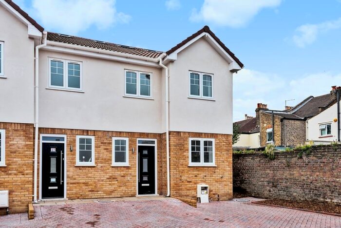 4 Bedroom Semi-Detached House To Rent In Elmerside Road, Beckenham BR3