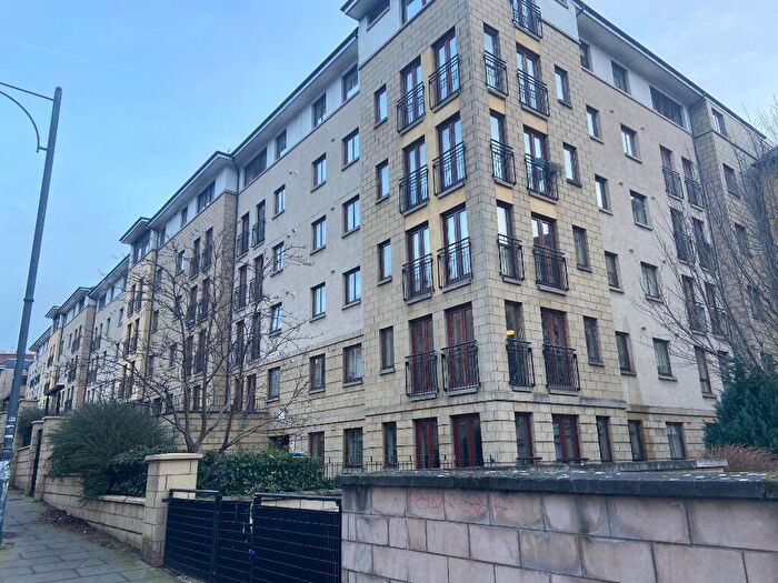 3 Bedroom Flat To Rent In High Riggs, Tollcross, Edinburgh, EH3