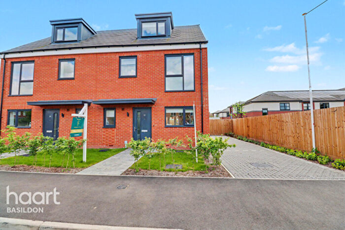 4 Bedroom Semi-Detached House For Sale In Ghyllgrove Close, Basildon, SS14