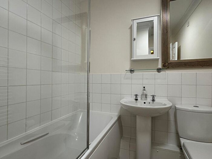 2 Bedroom Apartment To Rent In Swan Court, Paradise Street, OX1