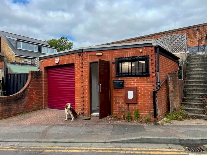 Terraced House To Rent In Queens Road, Weybridge, Surrey, KT13