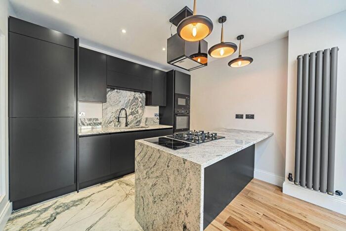 2 Bedroom Flat For Sale In Croft Gardens, Hanwell, London, W7