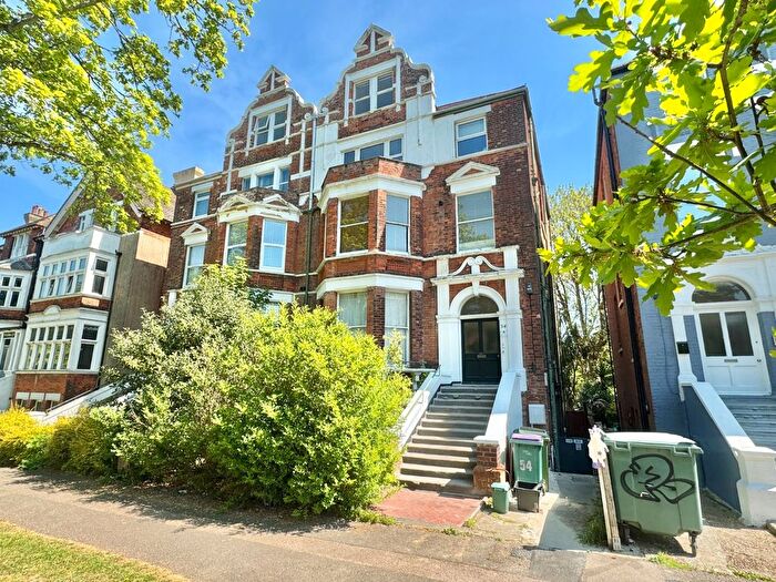 2 Bedroom Flat To Rent In Earls Avenue, Folkestone, Kent, CT20