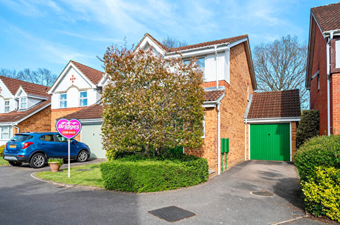 3 Bedroom Detached House For Sale In Lincoln Close, Ash Vale, Surrey, GU12