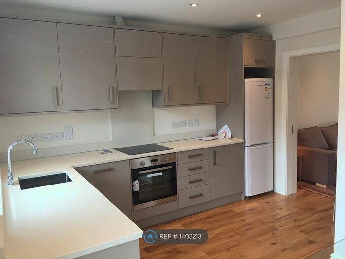 3 Bedroom Maisonette To Rent In Elephant &amp; Castle, London, SE11