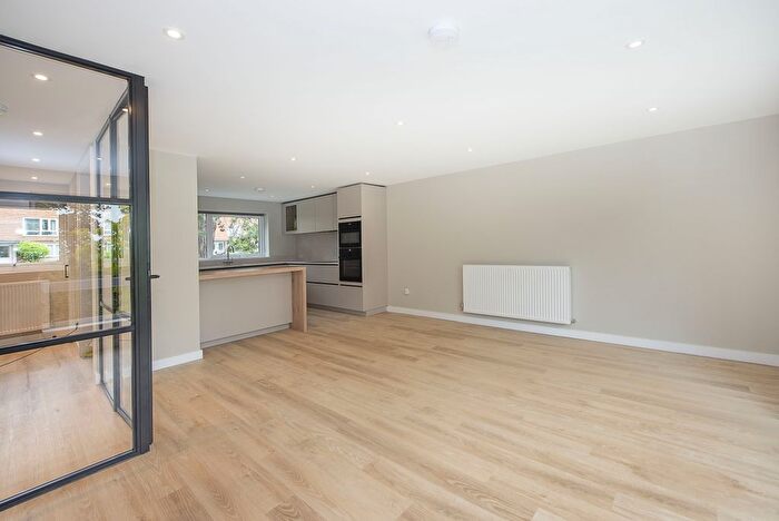 3 Bedroom Flat To Rent In Edge Hill, London, SW19