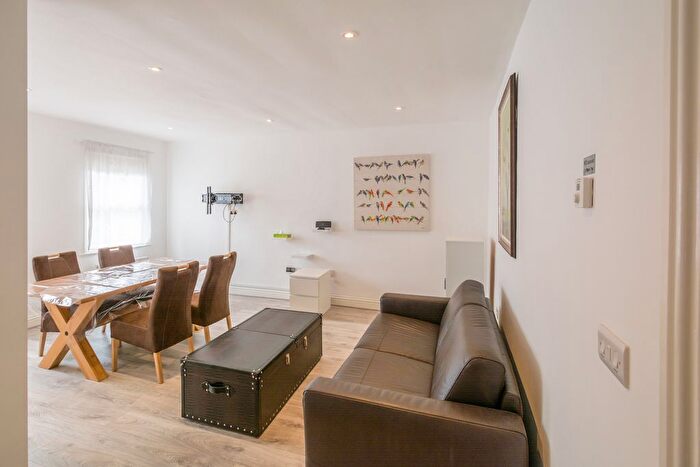 1 Bedroom Flat To Rent In Monmouth Street, Bath, BA1