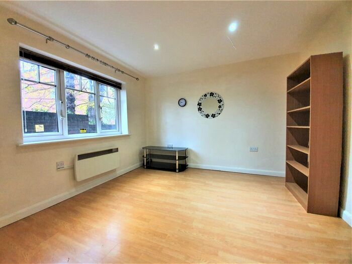 2 Bedroom Flat To Rent In Farley Hill, Luton LU1
