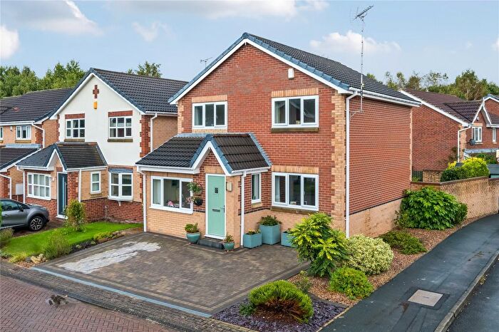 3 Bedroom Detached House For Sale In Shelley Crescent, Oulton, Leeds, LS26
