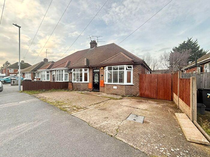 3 Bedroom Semi-Detached Bungalow For Sale In Calnwood Road, Luton, LU4