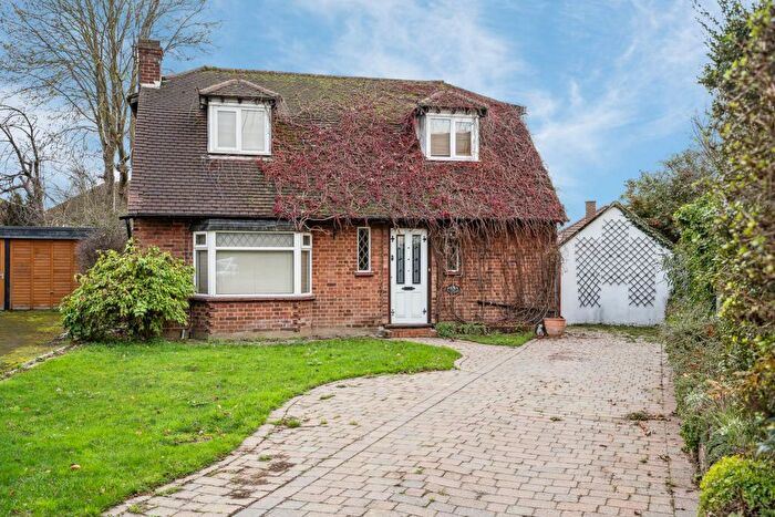 3 Bedroom Bungalow For Sale In Harts Close, North Bushey, WD23