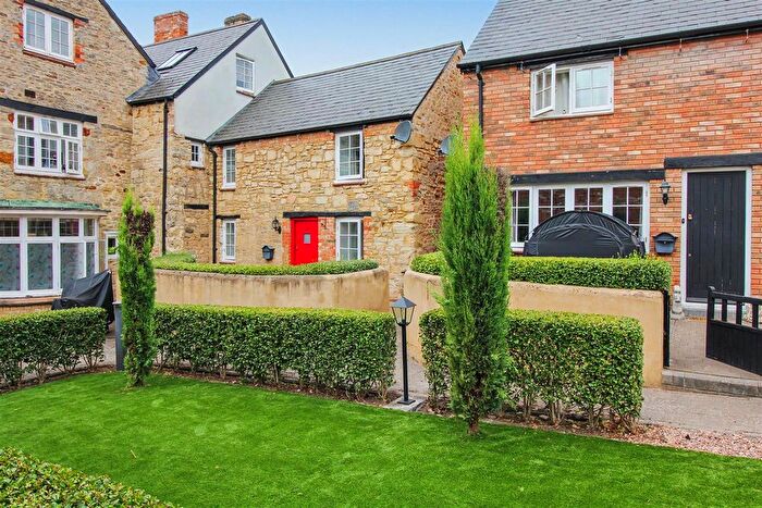 2 Bedroom Cottage For Sale In Jacques's Yard, Thrapston, NN14
