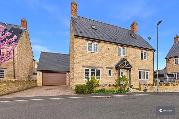 4 Bedroom Detached House For Sale In Sycamore Close, Brackley, NN13