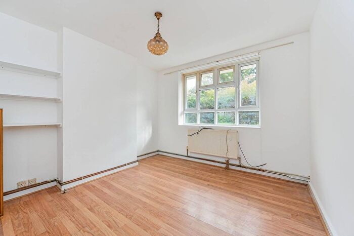 2 Bedroom Flat To Rent In Kings Avenue, Clapham Park, London, SW4