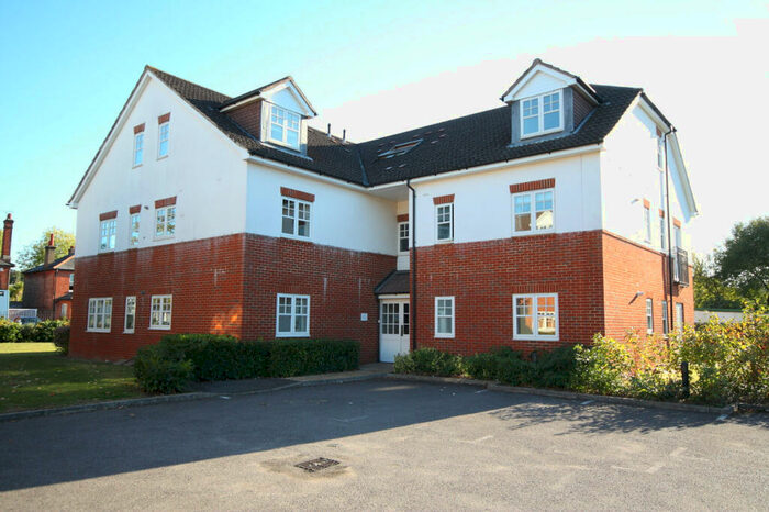 2 Bedroom Flat To Rent In Kingsway, Woking, GU21