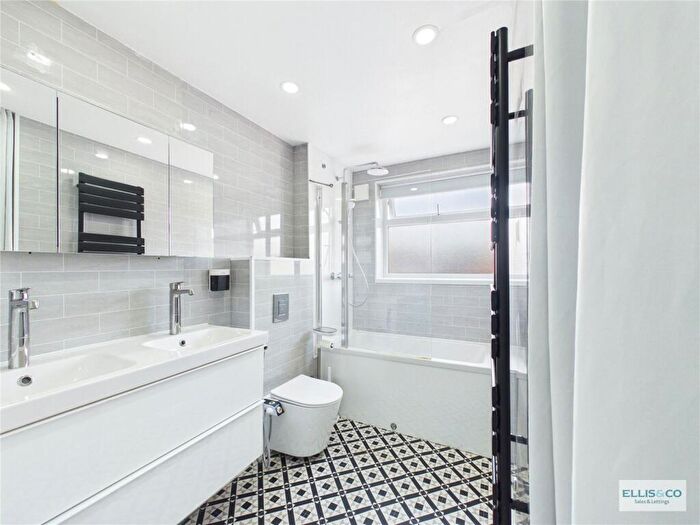 2 Bedroom Flat To Rent In Chichester Court, Honeypot Lane, Stanmore, HA7