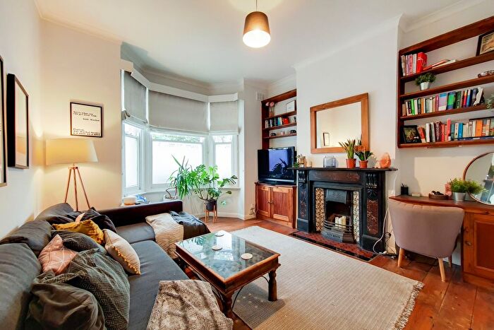 1 Bedroom Flat To Rent In Sugden Road, Clapham Common, SW11