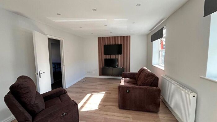 3 Bedroom Flat To Rent In Flat Headingley Rise, Welton Road, Leeds, LS6