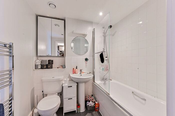 3 Bedroom Flat To Rent In Downham Road, De Beauvoir Town, London, N1