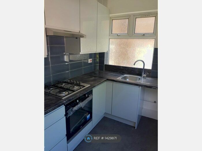 2 Bedroom Flat To Rent In Chigwell Road, Woodford Green, IG8