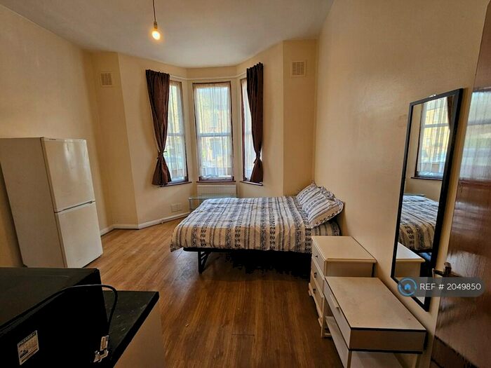 Studio To Rent In Belmont Road, London, N15