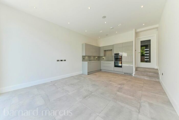 4 Bedroom Flat To Rent In Agnes Road, London, W3