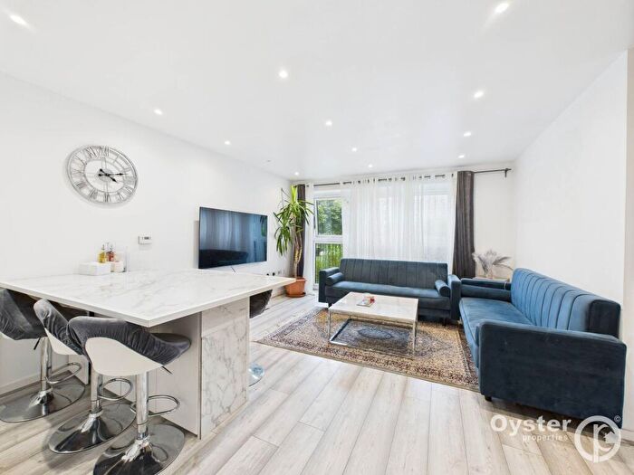 2 Bedroom Flat For Sale In Hitchin Lane, Stanmore, HA7